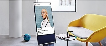 يعرض التلفزيون صورة من تطبيق Instagram على شاشته في الوضع العمودي.