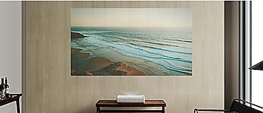 يعرض جهاز العرض صورة في غرفة معيشة أنيقة.