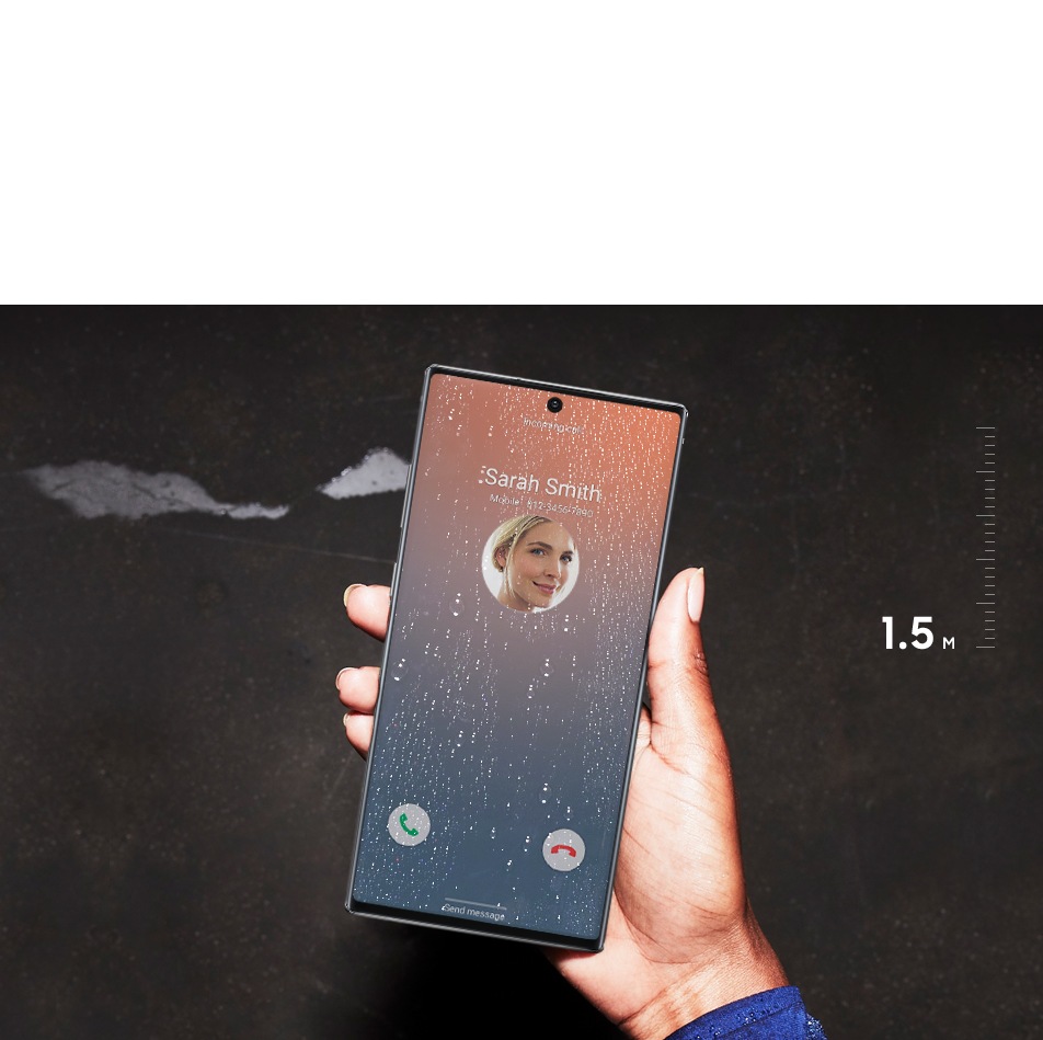 Käsi hoidmas Galaxy Note10+ õues. Ekraanil on pilt ja veepiisad, mis demonstreerib IP68 veekindlust.