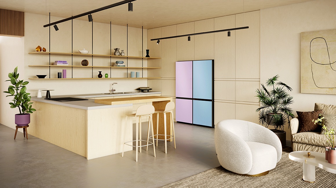 Dviejų durų Bespoke šaldytuvai stovi eilėje, modernioje virtuvėje. Iš kairės į dešinę, jų spalvos yra Cotta Lavender ir Cotta Sky Blue.