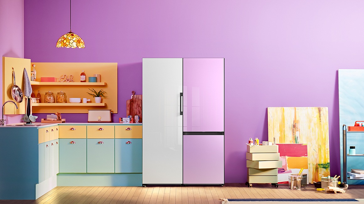 Dviejų durų Bespoke šaldytuvai su Satin sky blue plokšte viršuje ir Satin sky blue plokšte apačioje, stilingoje virtuvėje