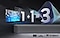Samsung televizors un skaļrunis novietoti ar 1+1=3. Apakšā ir redzams 1 televizors+1 Soundbar skaļrunis=sinerģijas logotips.