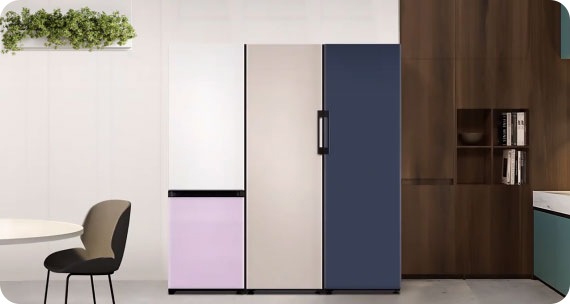 Gaišas un atvērta tipa telpas centrā, kurai ir minimāla apdare, atrodas trīs Bespoke ledusskapji. Bespoke divdurvju ledusskapis ar baltu augšdaļu un lavandas krāsas apakšdaļu, matēti pelēks Bespoke viendurvju ledusskapis un Bespoke viendurvju saldētava matēti tumši zilā krāsā.