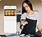 Samsung indukcijas plīšu AI sākuma vadības panelis atrodas augšpusē, un tajā ir redzamas divas receptes: liellopa fileju cepetis un ratatūlija. Zemāk ir 2 emblēmas: pirmā norāda, ka ir pārbaudīta Sense Inside AI algoritma spēja atpazīt ēdienu un konstatēt apdegumu, un uz otras emblēmas ir redzams UL sertifikācijas logotips ar numuru V346361. Tālāk virtuvē ir redzama sieviete ar tālruni rokās. Viņas tālruņa ekrāna skata tuvplānā ir redzama AI Pro Cooking kameras cilne, kurā redzams cepeškrāsns iekšpuses skats, kurā tiek cepti seši cepumi. Tuvplānā tiek rādīta cepeškrāsns iekšpusē esošā plāts, uz kuras paātrinātā kustībā cepas dažas kanēļa maizītes. Plāts tiek palielināta, demonstrējot, ka kanēļmaizīšu cepšanas video tiek kopīgots kā Instagram ieraksts, kā norādīts rokā turētā tālruņa ekrānā.