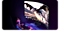 Spēlētājs spēlē videospēli Odyssey Ark monitorā