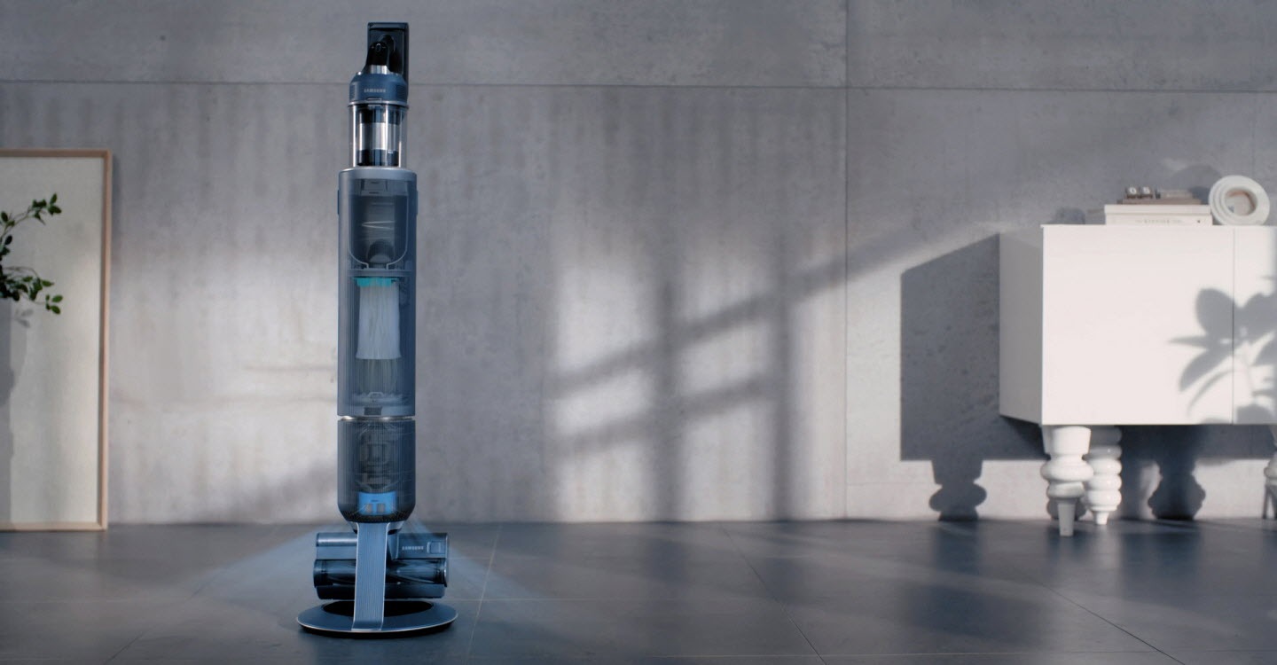 Sieviete pēc tīrīšanas ievieto Bespoke JET putekļusūcēju tīrīšanas un uzlādes stacijā. Tiek tuvināta pilnā putekļu tvertne, un putekļi iekrīt tīrīšanas stacijā. Pēc tam skats tiek pārslēgts uz LCD digitālā displeja tuvplānu. Teksts zem uzlādes simbola mainās no 99% uz 100%, un uzlādes simbols tiek izgaismots no baltas krāsas zaļā krāsā. Tiek tuvināts Bespoke Jet, un gaisa plūsma iekšpusē norāda, ka darbojas tehnoloģija Air Pulse.