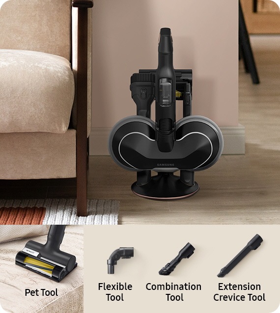 Bespoke JET piederumu paliktnis mūsdienīgā dzīvojamajā istabā blakus bēšam dīvānam. Apakšā ir izvietoti dažādi papildu Bespoke JET piederumi.