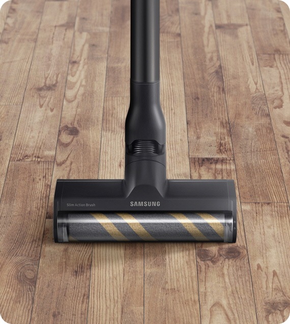 Tuvplāns ar Bespoke JET un Slim Action Brush birsti, tīrot cietkoksnes grīdu.