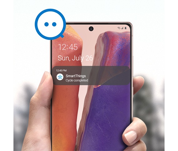 Attēlots Samsung Galaxy viedtālrunis, kurā redzama lietotne Smartthings. Ekrānā ir brīdinājums, kurš informē par veļas mazgāšanas cikla noslēgšanos. Tuvumā ir redzams Smartthings logotips – tas nozīmē, ka viedtālrunis ir savienots ar lietotni Smartthings.