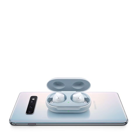 Видео коешто го прикажува Galaxy S10+ како ги полни Galaxy Buds врз себе.