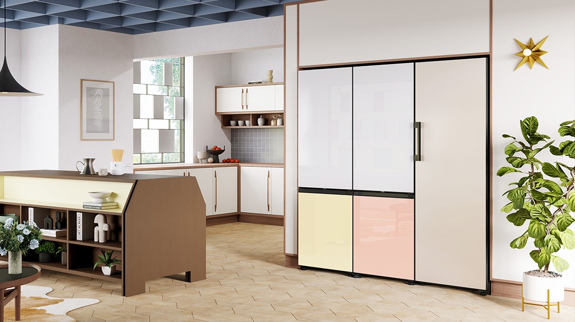 Два 2-дверных (верхняя панель Clean White, нижняя панель Clean Vanilla и Clean Peach) и 1-дверный (Satin Beige) холодильники Bespoke.