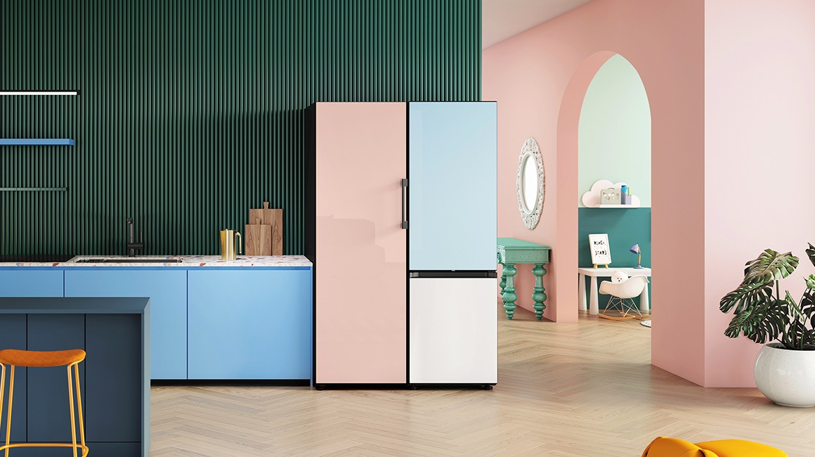 Однодверный холодильник Bespoke цвета Clean Peach стоит в стильной цветной кухне рядом с двухдверным агрегатом с нижней панелью цвета Clean White и верхней панелью цвета Satin Sky Blue.