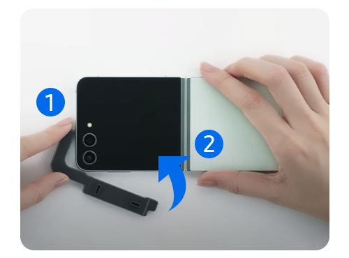 Aplicando el aplicador al Galaxy Z Flip5.