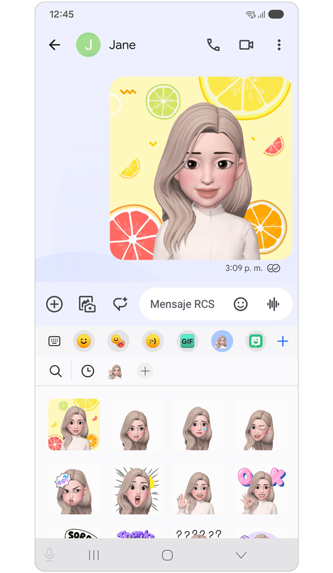Conversación de mensajes con adhesivos de avatar.