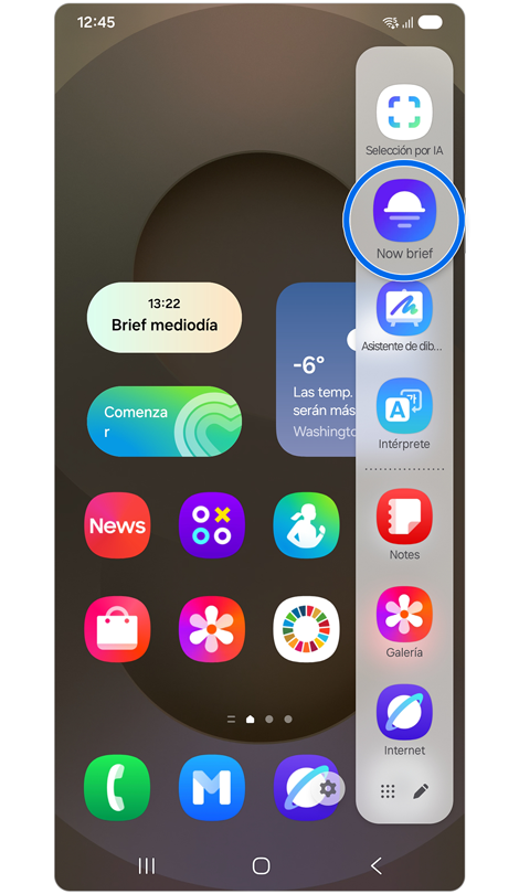 Pantalla de inicio de One UI 7 con el panel Edge abierto.