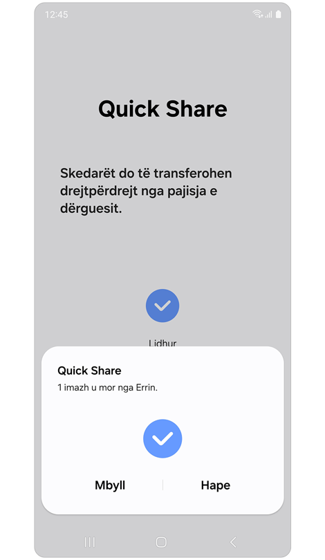 Lexuesi i kodit QR në telefonin e pranuesit.