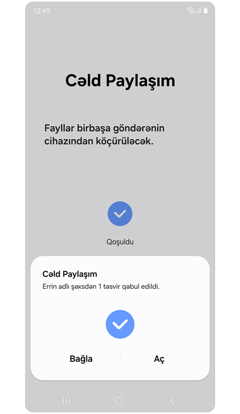 Qəbul edənin telefonunda QR kod oxuyucusu.