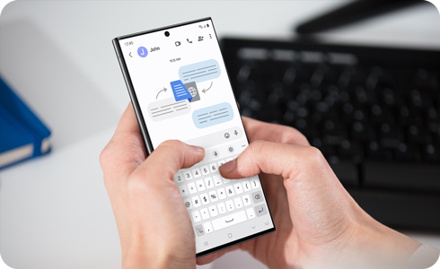 Una persona usando la función de Traducción simultanea en una aplicación de mensajería.