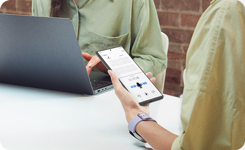 La gente está utilizando la función de transcripción en la aplicación Grabadora de Voz.