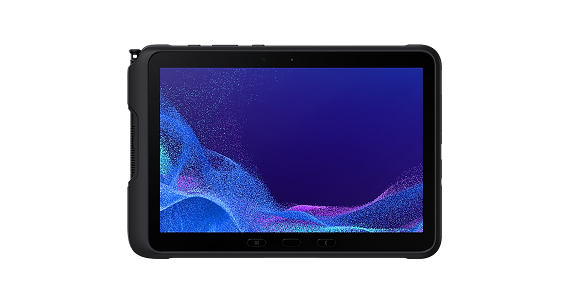 Un teléfono inteligente Galaxy XCover 5 se encuentra con la pantalla frente a la cámara frente a una sala de concreto a medio construir.