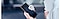 Se muestra el Galaxy S24 Ultra sostenido en la mano. Una capa virtual transparente con el logotipo de Samsung Knox se cierne sobre la pantalla.