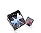 Se muestran dos dispositivos Galaxy Z Flip5 ligeramente desplegados y vistos desde la Flex Window. Uno muestra una colorida y detallada foto urbana que llena la pantalla de 3.4 pulgadas. El segundo muestra un reproductor multimedia con controles de reproducción y una barra de progreso.