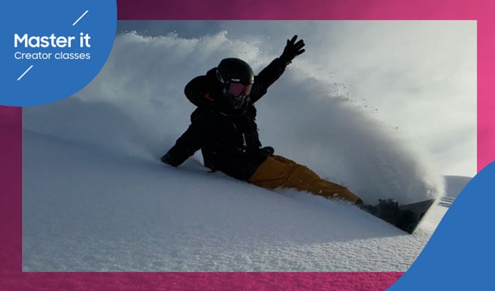 Un atleta de snowboarding baja por una montaña nevada en un día nublado y lanza una gruesa nube de polvo perfecta mientras se inclina para girar. Master it. Creator classes.
