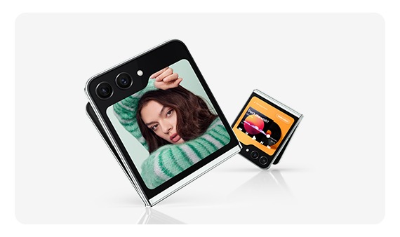 Dos dispositivos Galaxy Z Flip5 se despliegan ligeramente y se ven desde la Flex Window. Uno muestra una selfie. El segundo muestra un controlador multimedia con controles de playback y una barra de progreso.