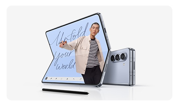 Dos dispositivos Galaxy Z Fold5 colocados horizontalmente. Uno está plegado y se ve desde la parte posterior y el otro está desplegado y se ve desde la pantalla principal. En la pantalla hay una aplicación para tomar notas con una composición ilustrada hecha de una foto y texto escrito a mano que dice “Despliega tu mundo”. La S Pen Fold Edition para el Galaxy Z Fold5 se encuentra al frente.