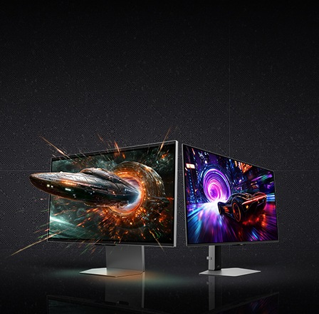 Hay dos monitores. Uno muestra una nave espacial saliendo de la pantalla y el otro muestra un auto de carreras yendo hacia el túnel.