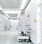 Una sala en un hospital con cama médica.