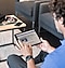 Un hombre mira una tablet