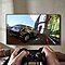 Un controlador de videojuegos que envía comandos de acción al televisor QLED montado en la pared