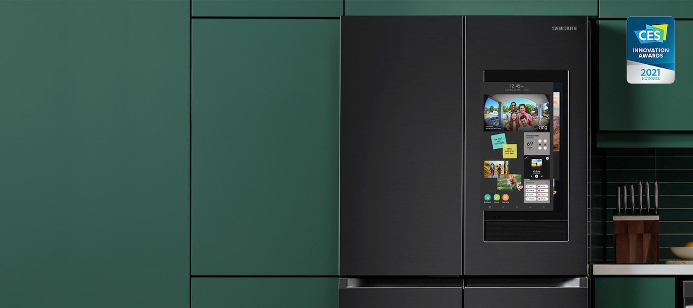 Un refrigerador Bespoke se encuentra en el centro de la pantalla. Conforme van cambiando sus modelos, diferentes personas se dirigen a él; además, a la derecha se ve la insignia del Premio iF.