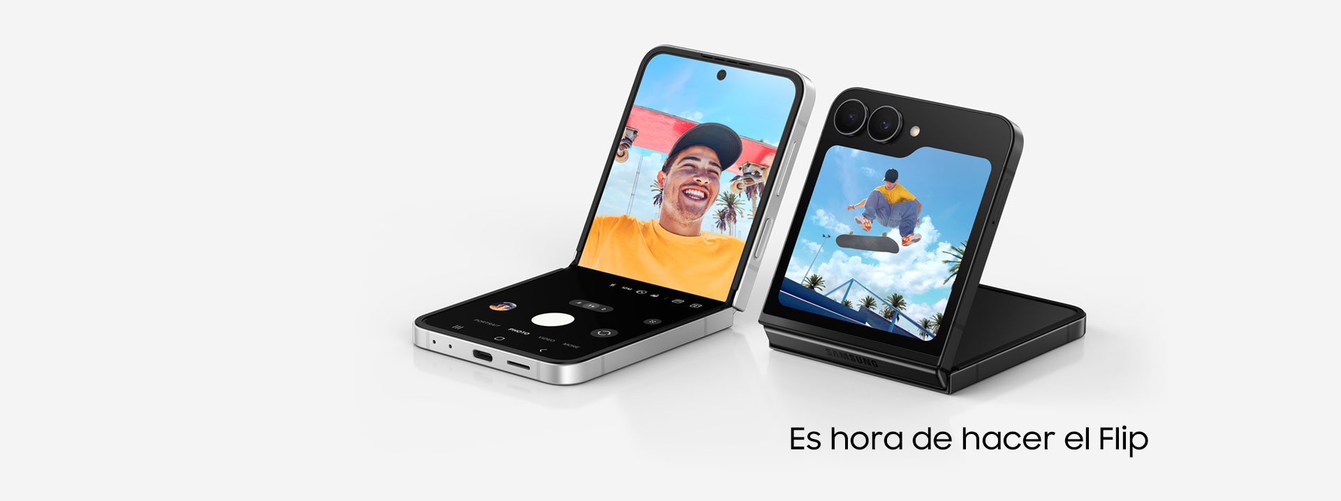 Se ven dos dispositivos Galaxy Z Flip7 FE, uno en negro y otro en blanco. Ambos dispositivos están en FlexMode, uno se ve desde la pantalla de cubierta y el otro se ve desde la pantalla principal. Galaxy AI. Momento de hacer el Flip.