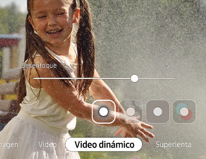 Foto de una niña con la función básica de desenfoque en la función Live Focus Video del Note10