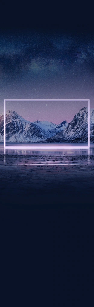 Un marco blanco neón en un amplio y helado lago rodeado de montañas cubiertas de nieve bajo un cielo estrellado nocturno.