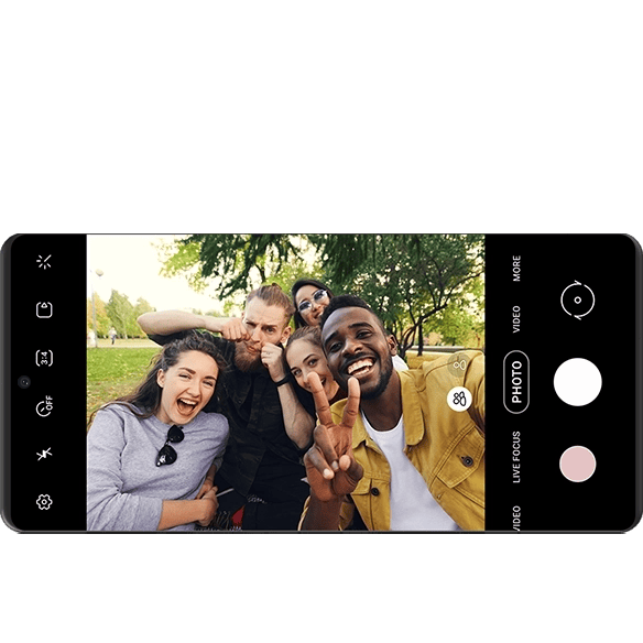 A camera screen showing people taking a selfie together in Wide selfie mode with Bixby’s Galaxy control features.