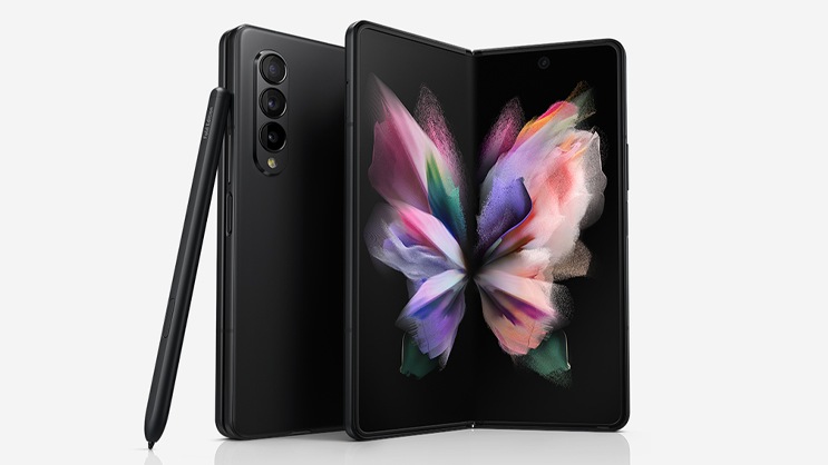 Deux téléphones Galaxy Z Fold3 5G, l’un plié depuis le panneau arrière et l’autre déplié avec un fond d’écran coloré sur l’écran principal. Le S Pen Édition Fold est posé contre le téléphone plié.