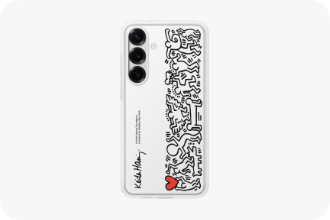 Un Galaxy S25+ avec un Flipsuit Case Blanc est placé face vers le bas. L’arrière du Galaxy S25+ présente une illustration d’une personne tenant un cœur rouge sur le côté droit et la signature de l’artiste sur le côté gauche