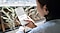 Une utilisatrice de smartphone Samsung Galaxy utilise son empreinte digitale pour authentifier un message contextuel Samsung Pass afin de se connecter à son application bancaire.