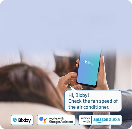 Une personne tient un téléphone avec l’écran Bixby ouvert, avec une bulle de texte qui indique Bonjour, Bixby ! Vérifie la vitesse de ventilation du climatiseur. En bas, les icônes pour Bixby, Fonctionne avec Google Assistant et Fonctionne avec Amazon Alexa mettent en évidence la compatibilité avec les deux assistants.