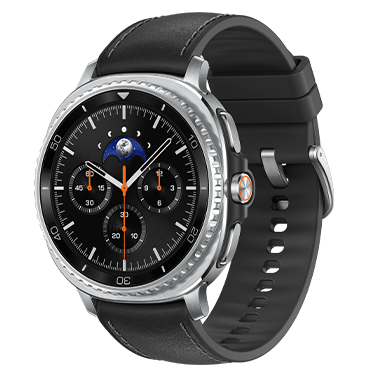 Une Galaxy Watch8 Classic noire avec un bracelet hybride noir est présentée en angle incliné.