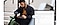 Une personne assise sur des escaliers à l’extérieur, regardant sa Galaxy Tab. À droite, l’interface utilisateur graphique (GUI) de la Galaxy Tab montre qu’elle est connectée au point d’accès du Galaxy S25 Ultra de Jake.