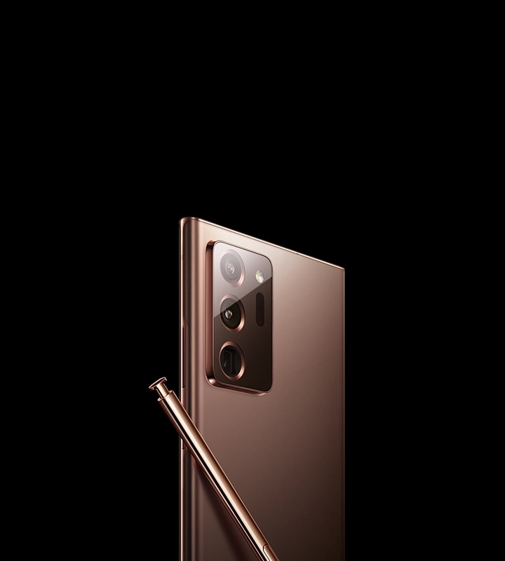La moitié supérieure du Galaxy Note20 Ultra Bronze Mystique, posé face vers le bas, vu en mode paysage. Le S Pen correspondant est posé sur l’arrière du téléphone.