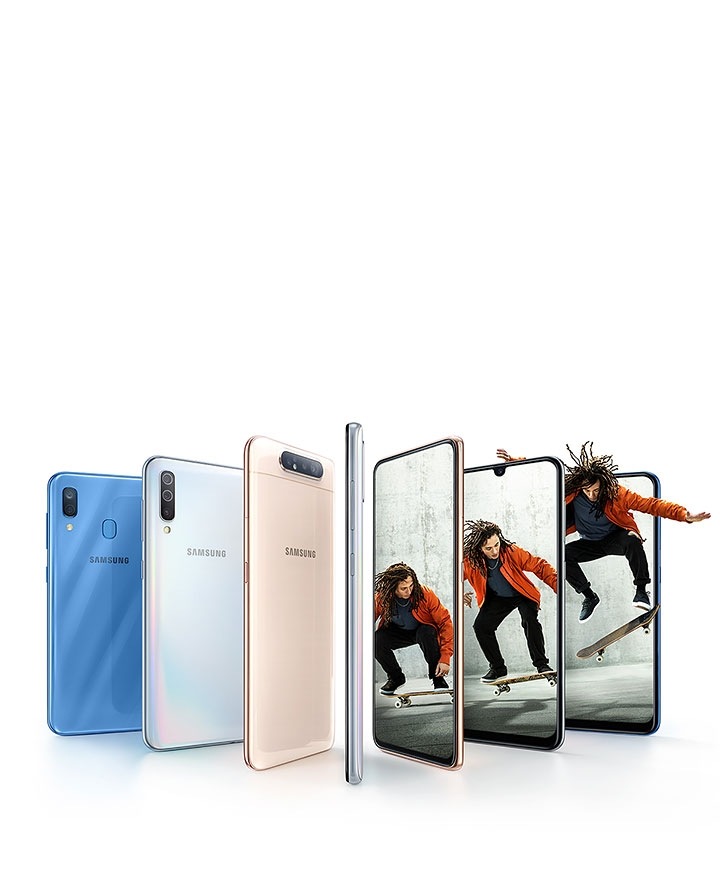 Image simulée d’un Galaxy A incliné vers l’avant, fusionnant avec le skate park en arrière-plan et d’un skateur en plein saut pour illustrer la façon dont l’écran donne vie à tout le contenu.