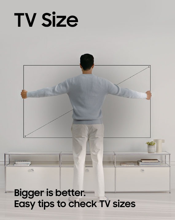 Un homme tend les bras pour évaluer la taille du téléviseur. Le texte « Plus c’est grand, mieux c’est » et des conseils simples pour vérifier les tailles de téléviseur sont affichés en bas. Un homme tend les bras pour évaluer la taille du téléviseur. Le texte « Plus c’est grand, mieux c’est » et des conseils simples pour vérifier les tailles de téléviseur sont affichés en bas.