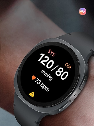 Een zwarte Galaxy Watch om een pols, waarop het bloeddrukniveau wordt gemeten.