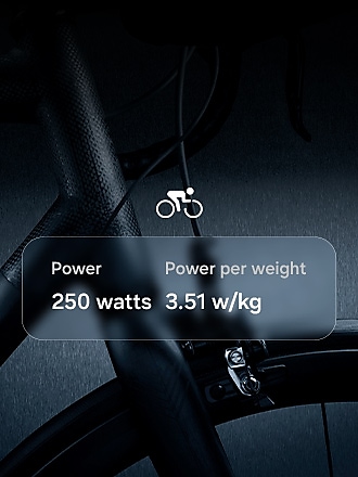 Een interface over racen met vermogens- en gewichtsinstellingen, met op de achtergrond een fiets in zwart.