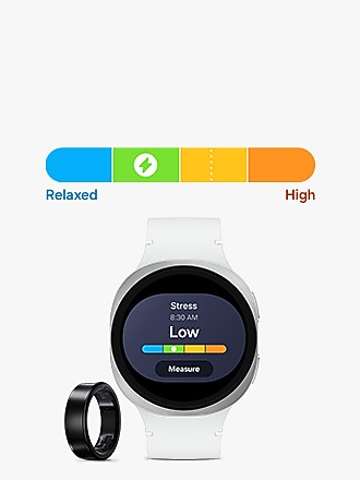 Een witte Galaxy Watch en een zwarte Galaxy Ring met de stressniveau-interface.